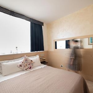 Zimmer mit Kingsize-Bett